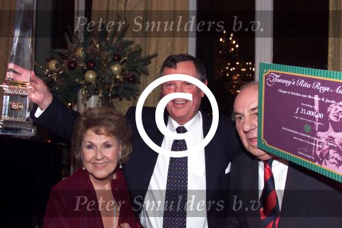 Amsterdam, 21 december 1999
Rita Reijs 75 jaar

Tom Westermeijer Sr. met Rita Reijs en Wilem Duijs

PETER SMULDERS BV