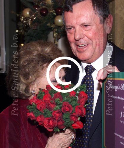 Amsterdam, 21 december 1999
Rita Reijs 75 jaar

Tom Westermeijer Sr. met Rita Reijs huilend

PETER SMULDERS BV