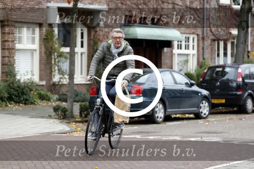 Amsterdam 22 november 2017 
Ursul de Geer fietsend op straat