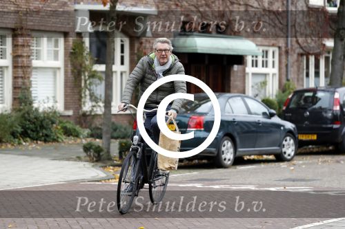 Amsterdam 22 november 2017 
Ursul de Geer fietsend op straat