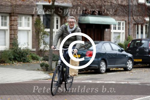 Amsterdam 22 november 2017 
Ursul de Geer fietsend op straat