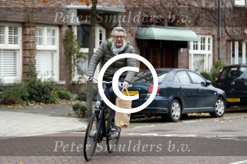Amsterdam 22 november 2017 
Ursul de Geer fietsend op straat