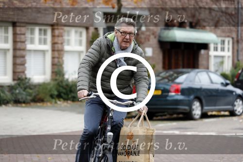 Amsterdam 22 november 2017 
Ursul de Geer fietsend op straat
