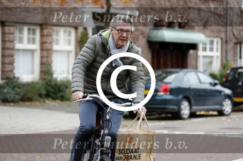 Amsterdam 22 november 2017 
Ursul de Geer fietsend op straat
