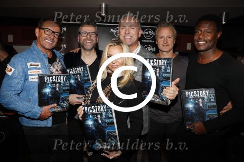 Amsterdam 16 november 2017 
Boekpresentatie William Rutten bij hard Rock cafe. William met Gordon Gerard Joling Tatjana Erland Galjaard en John Williams