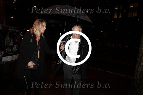 Amsterdam 16 november 2017 
Youp v t Hek onder een paraplu bij paradiso waar Marco Borsato optreedt