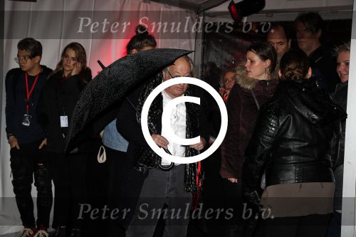 Amsterdam 16 november 2017 
Youp v t Hek onder een paraplu bij paradiso waar Marco Borsato optreedt