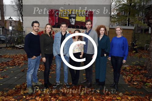 Amsterdam 21 november 2017
De perspresentatie van het toneelstuk Hendrik Groen in Amsterdam met als cast Rufus Hegeman, Cynthia Abma, Mike Weerts, Myrthe Burger, Beau Schneider, Britte Lagcher en Plien van Bennekom