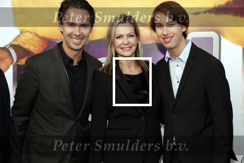Rotterdam 9 december 2018
Premiere Bon Bini Holland 2 in pathe Rotterdam. Allan hardenberg met vrouw en zoon