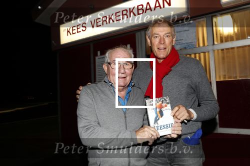 Puttershoek 8 december 2018
Presentatie boek Kees Verkerk. Ard Schenk en zijn vrouw krijgen allebei het eerste boek overhandigd.