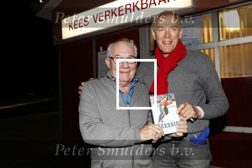 Puttershoek 8 december 2018
Presentatie boek Kees Verkerk. Ard Schenk en zijn vrouw krijgen allebei het eerste boek overhandigd.