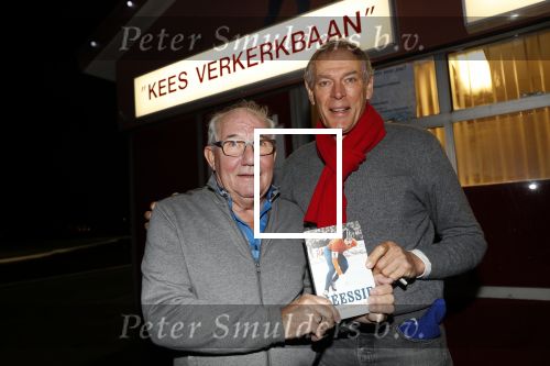 Puttershoek 8 december 2018
Presentatie boek Kees Verkerk. Ard Schenk en zijn vrouw krijgen allebei het eerste boek overhandigd.