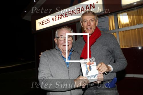 Puttershoek 8 december 2018
Presentatie boek Kees Verkerk. Ard Schenk en zijn vrouw krijgen allebei het eerste boek overhandigd.