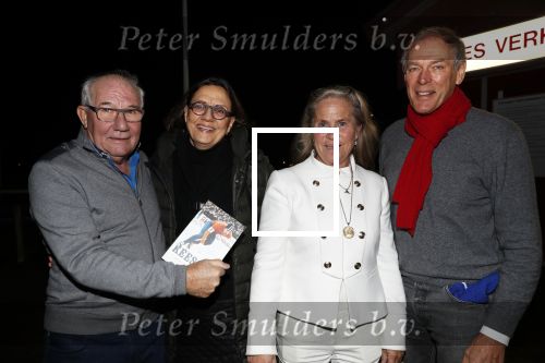 Puttershoek 8 december 2018
Presentatie boek Kees Verkerk. Ard Schenk en zijn vrouw krijgen allebei het eerste boek overhandigd.