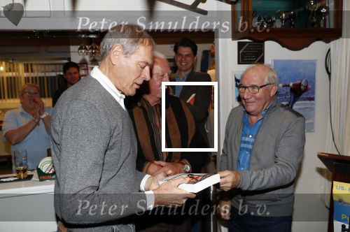 Puttershoek 8 december 2018
Presentatie boek Kees Verkerk. Ard Schenk en zijn vrouw krijgen allebei het eerste boek overhandigd.