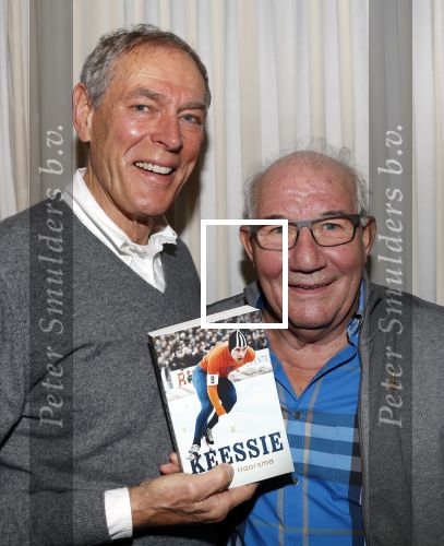 Puttershoek 8 december 2018
Presentatie boek Kees Verkerk. Ard Schenk en zijn vrouw krijgen allebei het eerste boek overhandigd.