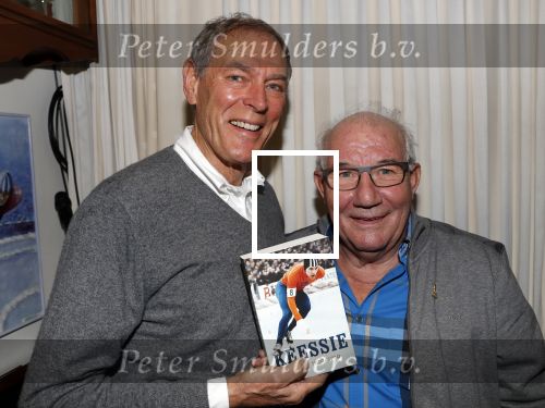 Puttershoek 8 december 2018
Presentatie boek Kees Verkerk. Ard Schenk en zijn vrouw krijgen allebei het eerste boek overhandigd.