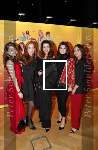 Amsterdam 22 november 2018
Premiere first kiss in het Amsterdam theater. caroline de Bruijn met kinderen