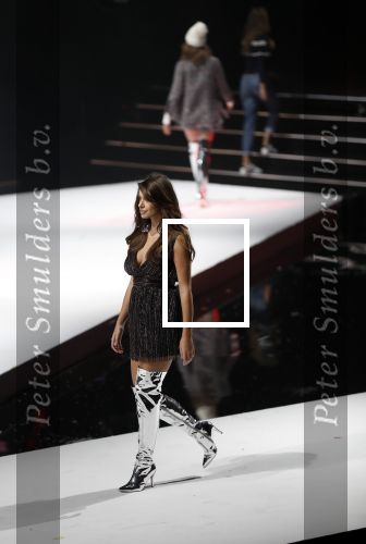 Amsterdam 11 december 2018
Modeshow Nikkie Plessen in AFAS live met div artiesten . Martin Garrix op de tribune bij modeshow van waar zijn vriendin Charelle Schriek mee loopt.