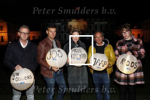 Soestdijk Baarn 6 december 2018
Kick off voor KWF aktie met lampionnen bij paleis Soestdijk . oa Wilfred Genee Coosje Smid Mirella v Markus Jeroen Snel en Andre v d Toorn doen mee.
