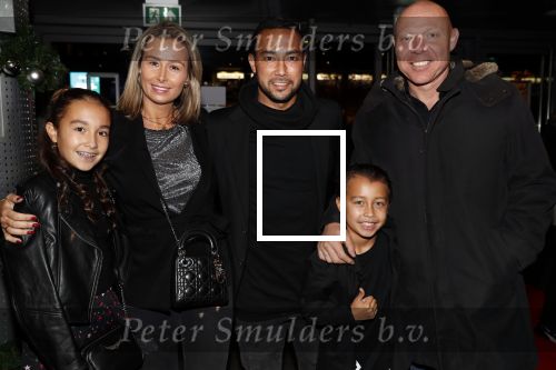 Amsterdam 11 december 2018
Modeshow en feest Nikkie Plessen met heel veel artiesten in AFAS live. Denny Landzaat met vrouw kinderen en