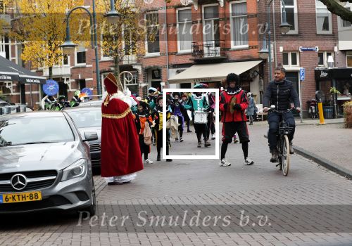Amsterdam 1 december 2018
Frank Rijkaard komt Sinterklaas en zwarte piet tegen terwijl hij door de Cornelis schuytstraat fietst.