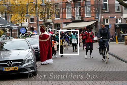 Amsterdam 1 december 2018
Frank Rijkaard komt Sinterklaas en zwarte piet tegen terwijl hij door de Cornelis schuytstraat fietst.