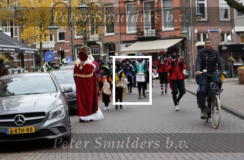 Amsterdam 1 december 2018
Frank Rijkaard komt Sinterklaas en zwarte piet tegen terwijl hij door de Cornelis schuytstraat fietst.