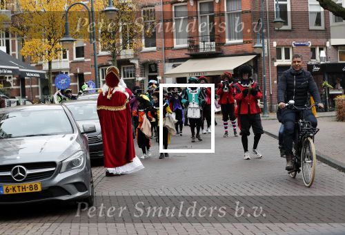 Amsterdam 1 december 2018
Frank Rijkaard komt Sinterklaas en zwarte piet tegen terwijl hij door de Cornelis schuytstraat fietst.