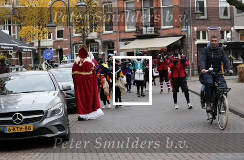Amsterdam 1 december 2018
Frank Rijkaard komt Sinterklaas en zwarte piet tegen terwijl hij door de Cornelis schuytstraat fietst.