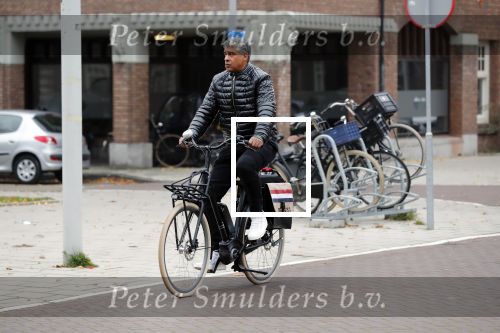 Amsterdam, 16 November 2018 
Djarno Hofland met zijn dochtertje op de PC HooftstraatFrank Rijkaard op zijn E-bike op de PC Hooftstraat