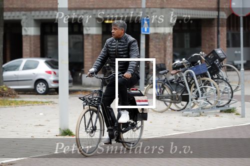 Amsterdam, 16 November 2018 
Djarno Hofland met zijn dochtertje op de PC HooftstraatFrank Rijkaard op zijn E-bike op de PC Hooftstraat