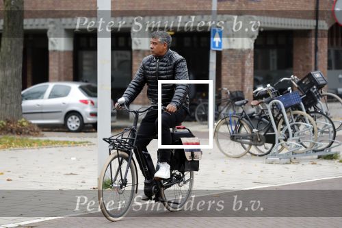 Amsterdam, 16 November 2018 
Djarno Hofland met zijn dochtertje op de PC HooftstraatFrank Rijkaard op zijn E-bike op de PC Hooftstraat
