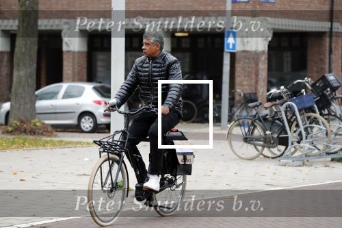 Amsterdam, 16 November 2018 
Djarno Hofland met zijn dochtertje op de PC HooftstraatFrank Rijkaard op zijn E-bike op de PC Hooftstraat