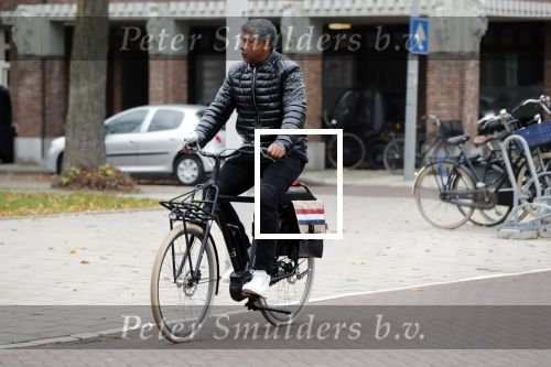 Amsterdam, 16 November 2018 
Djarno Hofland met zijn dochtertje op de PC HooftstraatFrank Rijkaard op zijn E-bike op de PC Hooftstraat