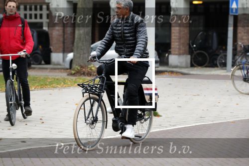 Amsterdam, 16 November 2018 
Djarno Hofland met zijn dochtertje op de PC HooftstraatFrank Rijkaard op zijn E-bike op de PC Hooftstraat