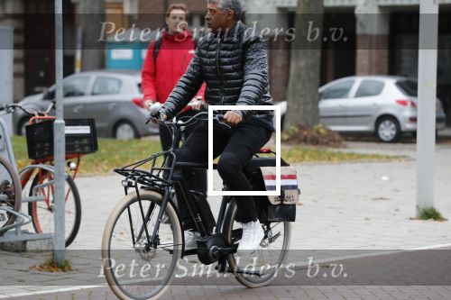 Amsterdam, 16 November 2018 
Djarno Hofland met zijn dochtertje op de PC HooftstraatFrank Rijkaard op zijn E-bike op de PC Hooftstraat