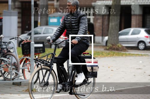 Amsterdam, 16 November 2018 
Djarno Hofland met zijn dochtertje op de PC HooftstraatFrank Rijkaard op zijn E-bike op de PC Hooftstraat