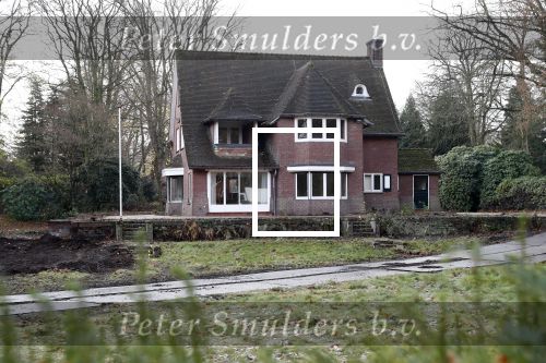 Tilburg 1 december 2018
Guus Meeuwis heeft een nieuw huis gekocht in Tilburg . Het huis ernaast staat ook leeg en het werkverkeer gaat via die oprit naar het huis van Guus. Huis moet volledig opgeknapt worden.