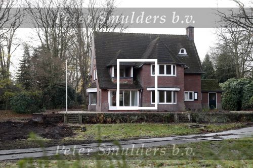 Tilburg 1 december 2018
Guus Meeuwis heeft een nieuw huis gekocht in Tilburg . Het huis ernaast staat ook leeg en het werkverkeer gaat via die oprit naar het huis van Guus. Huis moet volledig opgeknapt worden.