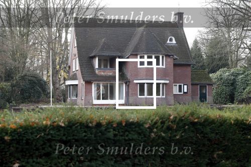 Tilburg 1 december 2018
Guus Meeuwis heeft een nieuw huis gekocht in Tilburg . Het huis ernaast staat ook leeg en het werkverkeer gaat via die oprit naar het huis van Guus. Huis moet volledig opgeknapt worden.