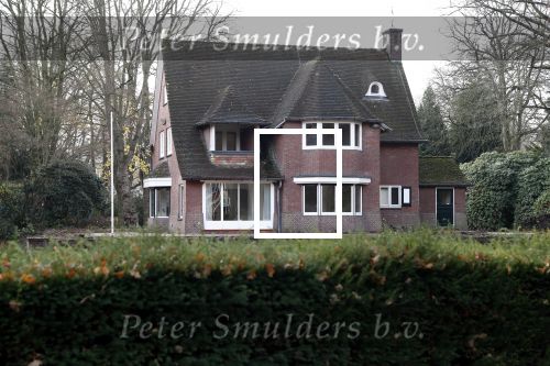 Tilburg 1 december 2018
Guus Meeuwis heeft een nieuw huis gekocht in Tilburg . Het huis ernaast staat ook leeg en het werkverkeer gaat via die oprit naar het huis van Guus. Huis moet volledig opgeknapt worden.