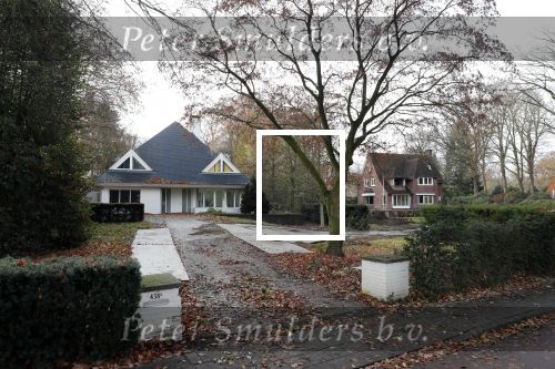 Tilburg 1 december 2018
Guus Meeuwis heeft een nieuw huis gekocht in Tilburg . Het huis ernaast staat ook leeg en het werkverkeer gaat via die oprit naar het huis van Guus. Huis moet volledig opgeknapt worden.