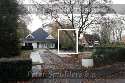 Tilburg 1 december 2018
Guus Meeuwis heeft een nieuw huis gekocht in Tilburg . Het huis ernaast staat ook leeg en het werkverkeer gaat via die oprit naar het huis van Guus. Huis moet volledig opgeknapt worden.