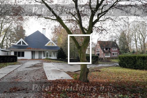 Tilburg 1 december 2018
Guus Meeuwis heeft een nieuw huis gekocht in Tilburg . Het huis ernaast staat ook leeg en het werkverkeer gaat via die oprit naar het huis van Guus. Huis moet volledig opgeknapt worden.