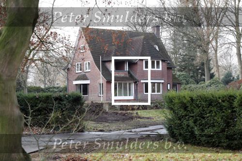 Tilburg 1 december 2018
Guus Meeuwis heeft een nieuw huis gekocht in Tilburg . Het huis ernaast staat ook leeg en het werkverkeer gaat via die oprit naar het huis van Guus. Huis moet volledig opgeknapt worden.