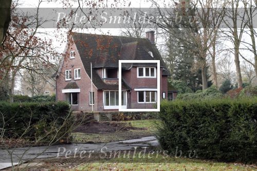 Tilburg 1 december 2018
Guus Meeuwis heeft een nieuw huis gekocht in Tilburg . Het huis ernaast staat ook leeg en het werkverkeer gaat via die oprit naar het huis van Guus. Huis moet volledig opgeknapt worden.