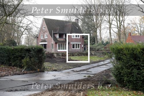 Tilburg 1 december 2018
Guus Meeuwis heeft een nieuw huis gekocht in Tilburg . Het huis ernaast staat ook leeg en het werkverkeer gaat via die oprit naar het huis van Guus. Huis moet volledig opgeknapt worden.