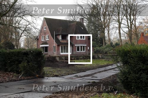 Tilburg 1 december 2018
Guus Meeuwis heeft een nieuw huis gekocht in Tilburg . Het huis ernaast staat ook leeg en het werkverkeer gaat via die oprit naar het huis van Guus. Huis moet volledig opgeknapt worden.