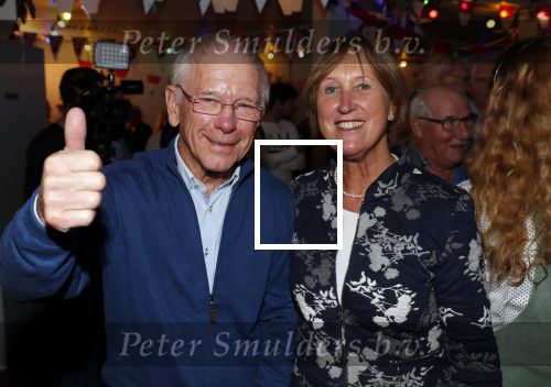 Puttershoek 8 december 2018
Presentatie boek Kees Verkerk. Ard Schenk en zijn vrouw krijgen allebei het eerste boek overhandigd. Henk Gemser met vrouw.